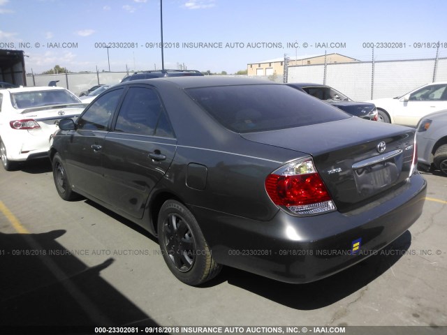 4T1BE32K05U511116 - 2005 TOYOTA CAMRY LE/XLE/SE Сұр фото 3