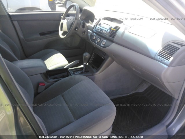 4T1BE32K05U511116 - 2005 TOYOTA CAMRY LE/XLE/SE Сұр фото 5
