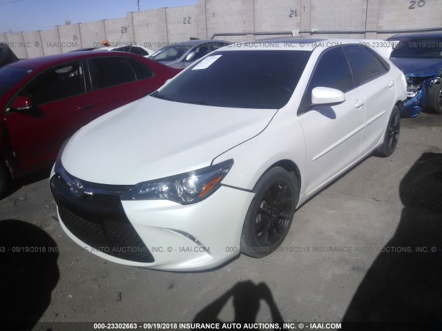 4T1BF1FK8FU045688 - 2015 TOYOTA CAMRY LE/XLE/SE/XSE 白色 照片 2