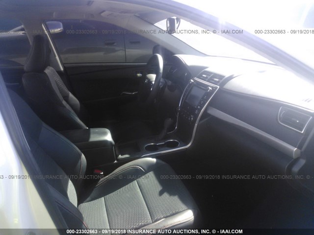 4T1BF1FK8FU045688 - 2015 TOYOTA CAMRY LE/XLE/SE/XSE 白色 照片 5
