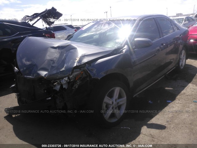 4T1BF1FK8DU702700 - 2013 TOYOTA CAMRY L/SE/LE/XLE Boz foto 2