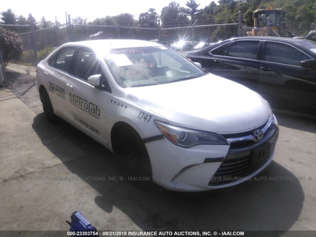 4T4BF1FK5FR459968 - 2015 TOYOTA CAMRY LE/XLE/SE/XSE WHITE photo 1