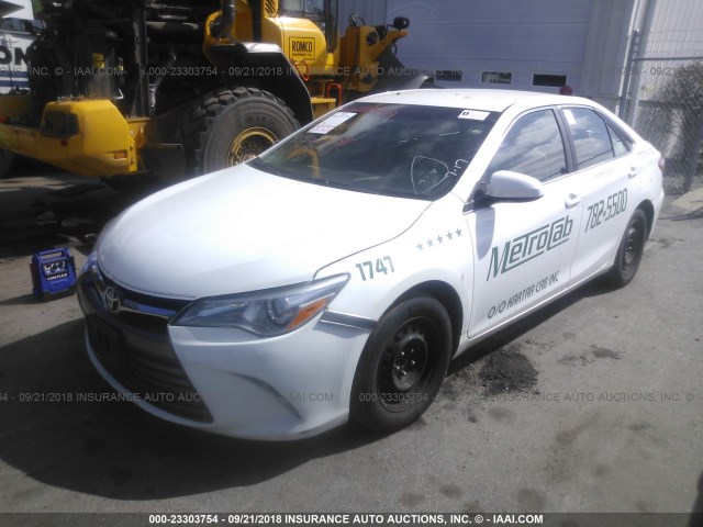 4T4BF1FK5FR459968 - 2015 TOYOTA CAMRY LE/XLE/SE/XSE 白色 照片 2