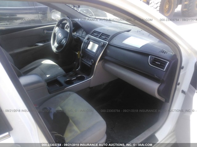 4T4BF1FK5FR459968 - 2015 TOYOTA CAMRY LE/XLE/SE/XSE 白色 照片 5