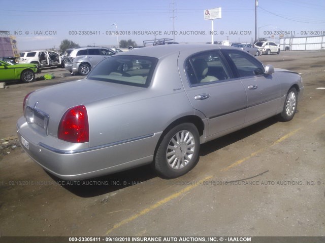 1LNHM82W73Y611071 - 2003 LINCOLN TOWN CAR SIGNATURE SILVER photo 4