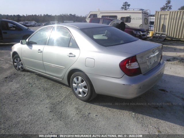 4T1BE32K22U046415 - 2002 TOYOTA CAMRY LE/XLE/SE 银色 照片 3