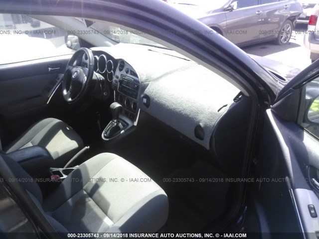 2T1KR32E05C373304 - 2005 TOYOTA COROLLA MATRIX XR BLACK photo 5