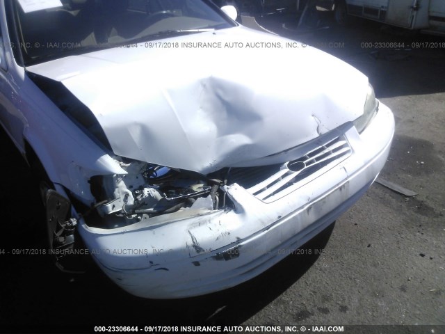 JT2BG22K4W0203926 - 1998 TOYOTA CAMRY CE/LE/XLE 白色 照片 6