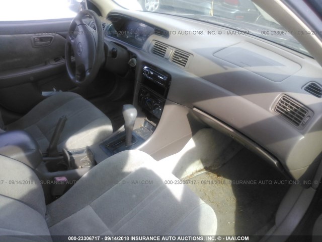 4T1BG22KXWU355642 - 1998 TOYOTA CAMRY CE/LE/XLE 红色 照片 5