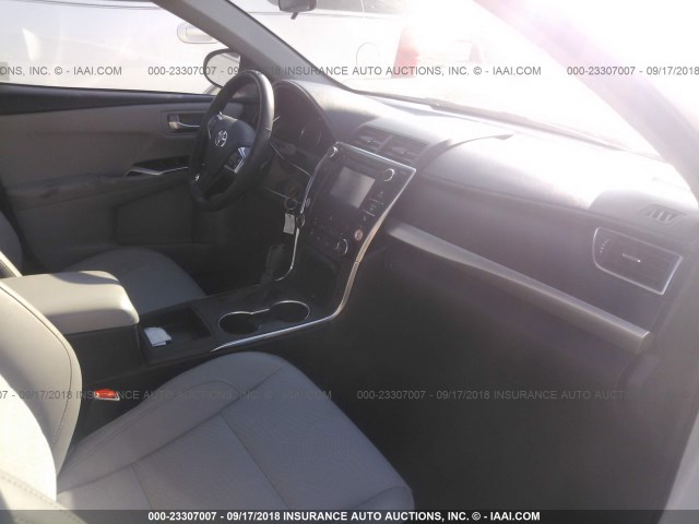 4T1BF1FKXHU756523 - 2017 TOYOTA CAMRY LE/XLE/SE/XSE 白色 照片 5