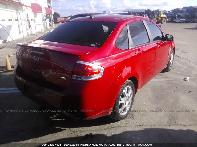 1FAHP35N68W229043 - 2008 FORD FOCUS SE/SEL/SES RED photo 4