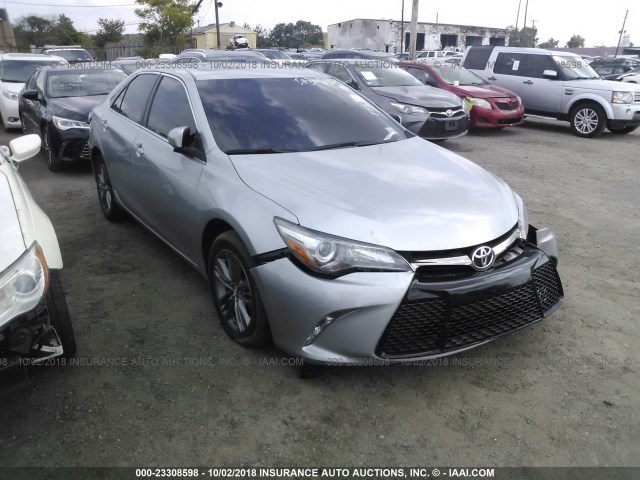 4T1BF1FK6HU346804 - 2017 TOYOTA CAMRY LE/XLE/SE/XSE SILVER photo 1