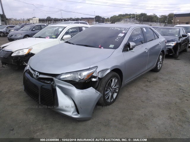 4T1BF1FK6HU346804 - 2017 TOYOTA CAMRY LE/XLE/SE/XSE SILVER photo 2