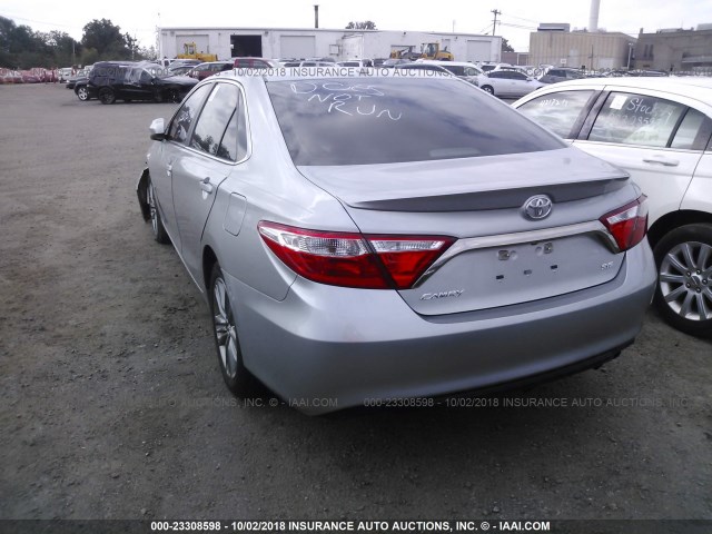 4T1BF1FK6HU346804 - 2017 TOYOTA CAMRY LE/XLE/SE/XSE SILVER photo 3