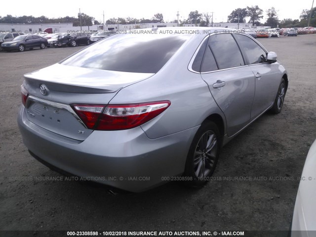 4T1BF1FK6HU346804 - 2017 TOYOTA CAMRY LE/XLE/SE/XSE SILVER photo 4