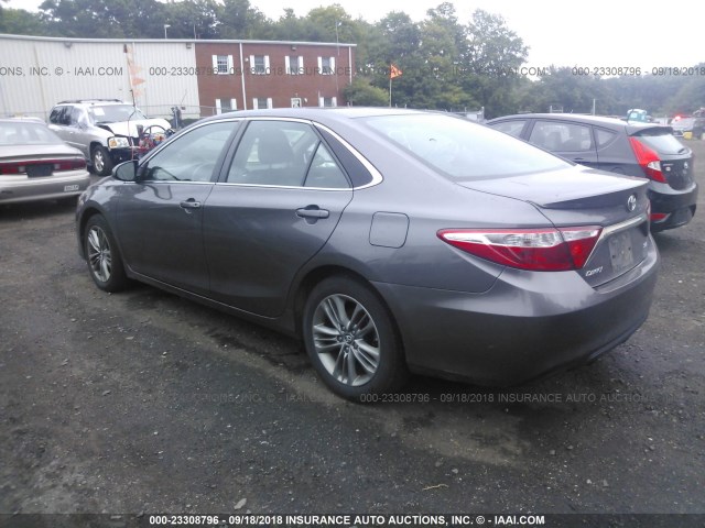 4T1BF1FK6GU120034 - 2016 TOYOTA CAMRY LE/XLE/SE/XSE GRAY photo 3