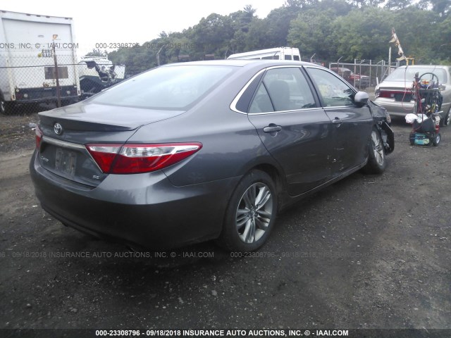 4T1BF1FK6GU120034 - 2016 TOYOTA CAMRY LE/XLE/SE/XSE GRAY photo 4
