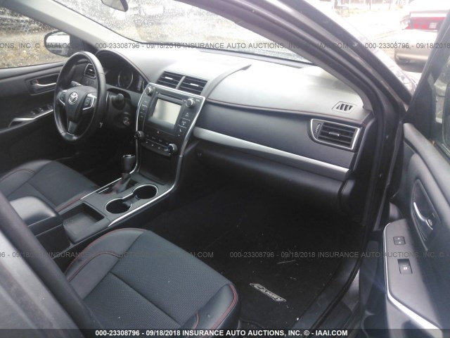 4T1BF1FK6GU120034 - 2016 TOYOTA CAMRY LE/XLE/SE/XSE GRAY photo 5