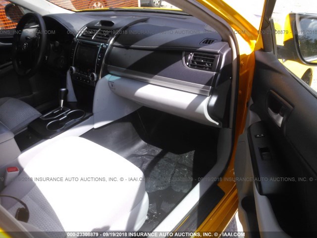 4T1BF1FK1EU470586 - 2014 TOYOTA CAMRY L/SE/LE/XLE ყვითელი ფოტო 5