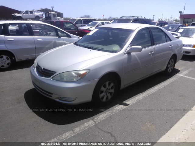 JTDBF30K820076000 - 2002 TOYOTA CAMRY LE/XLE/SE 银色 照片 2