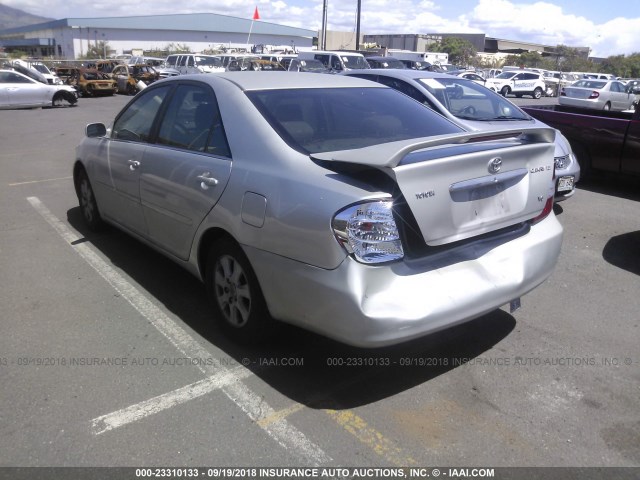 JTDBF30K820076000 - 2002 TOYOTA CAMRY LE/XLE/SE 银色 照片 3