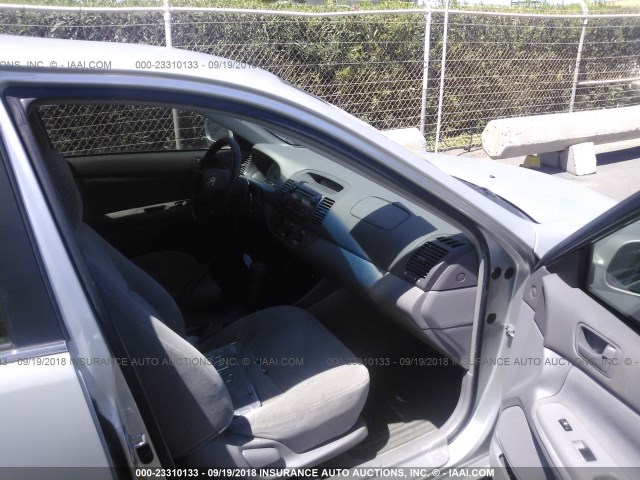 JTDBF30K820076000 - 2002 TOYOTA CAMRY LE/XLE/SE 银色 照片 5