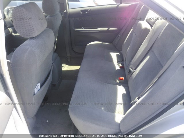 JTDBF30K820076000 - 2002 TOYOTA CAMRY LE/XLE/SE 银色 照片 8