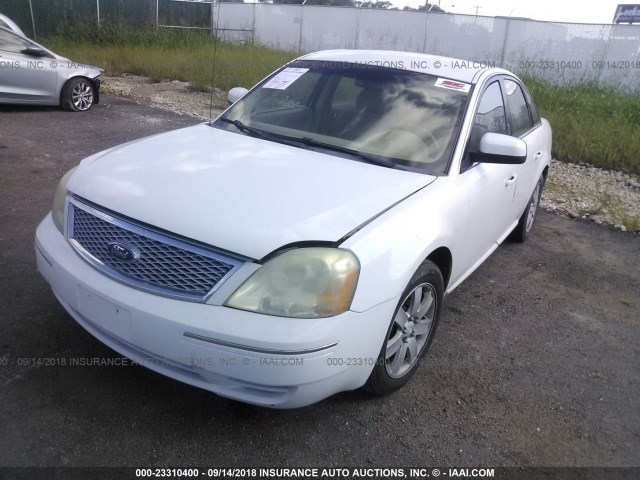 1FAFP24127G111757 - 2007 FORD FIVE HUNDRED SEL WHITE photo 2