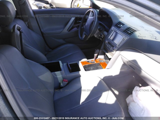 4T1BF3EK6BU656746 - 2011 TOYOTA CAMRY SE/LE/XLE 灰色 照片 5