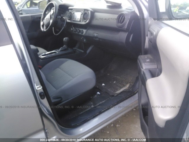 5TFCZ5AN9HX079097 - 2017 TOYOTA TACOMA DBL CAB/SR/TRDSPT/OR/PRO ვერცხლისფერი ფოტო 5