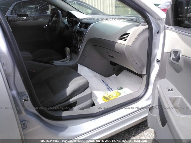 1G1ZA5E07AF105457 - 2010 CHEVROLET MALIBU LS Күміс фото 5