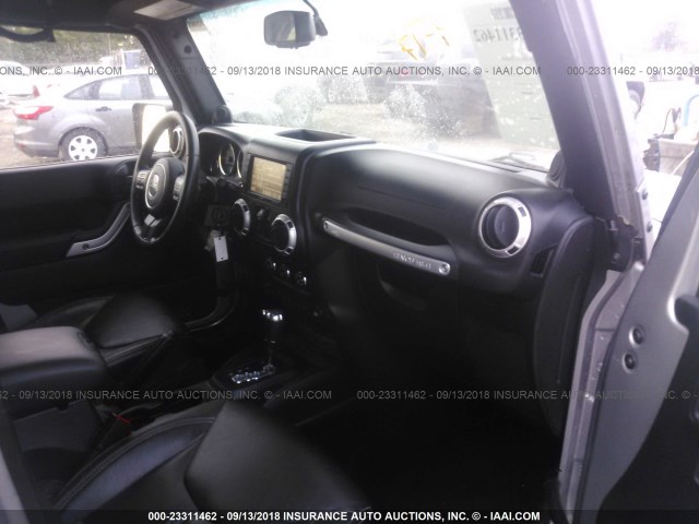 1C4HJWEG8DL688682 - 2013 JEEP WRANGLER UNLIMITE SAHARA SILVER photo 5