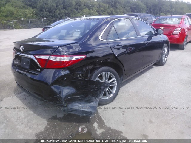 4T1BF1FK4HU436341 - 2017 TOYOTA CAMRY LE/XLE/SE/XSE BLACK photo 4