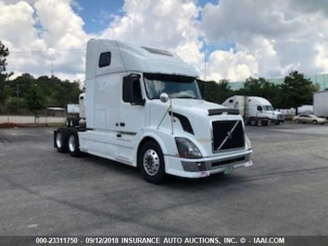 4V4NC9TG38N495243 - 2008 VOLVO VN WHITE photo 1