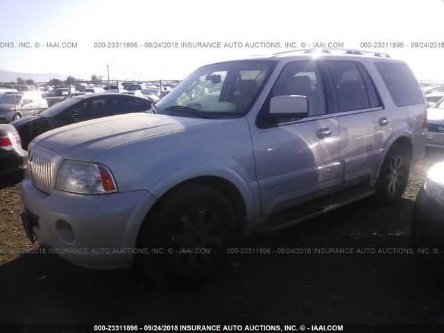 5LMFU28R84LJ38928 - 2004 LINCOLN NAVIGATOR Biały zdjęcie 2