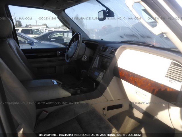 5LMFU28R84LJ38928 - 2004 LINCOLN NAVIGATOR Biały zdjęcie 5