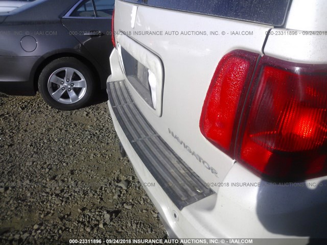 5LMFU28R84LJ38928 - 2004 LINCOLN NAVIGATOR Biały zdjęcie 6