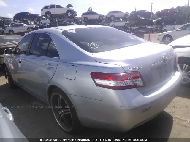 4T1BF3EK0BU219230 - 2011 TOYOTA CAMRY SE/LE/XLE SILVER photo 3