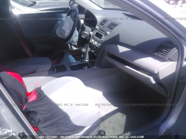 4T1BF3EK0BU219230 - 2011 TOYOTA CAMRY SE/LE/XLE SILVER photo 5