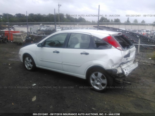 3FAFP37N95R113225 - 2005 FORD FOCUS ZX5 WHITE photo 3