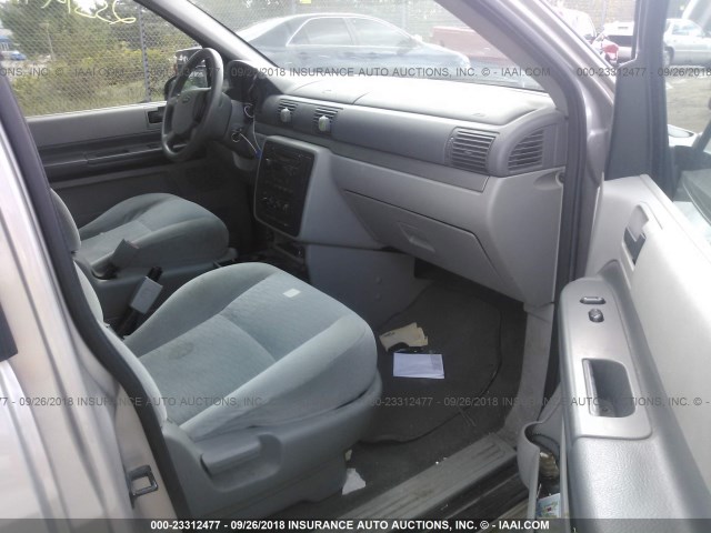 2FMZA51695BA45699 - 2005 FORD FREESTAR SE SILVER photo 5