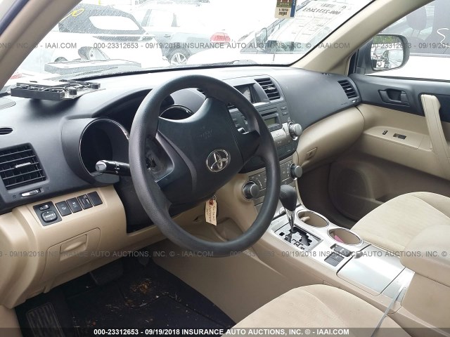 5TDZK3EHXCS071337 - 2012 TOYOTA HIGHLANDER SE WHITE photo 5