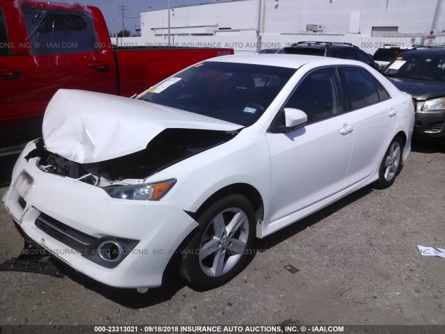 4T1BF1FK9DU250711 - 2013 TOYOTA CAMRY L/SE/LE/XLE თეთრი ფოტო 2