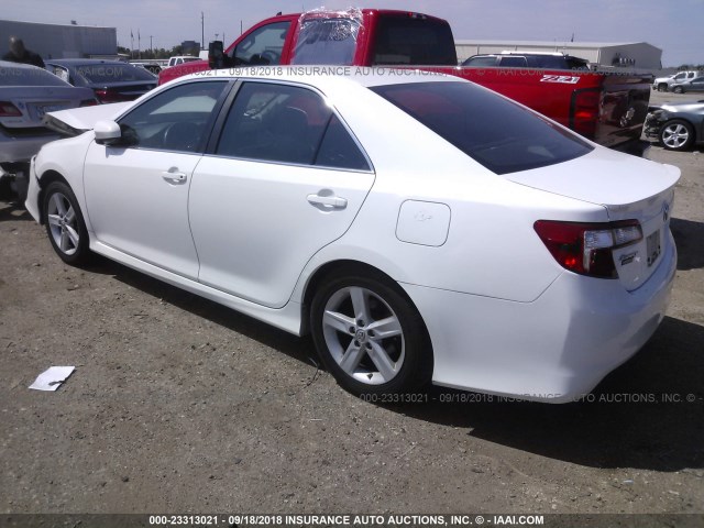 4T1BF1FK9DU250711 - 2013 TOYOTA CAMRY L/SE/LE/XLE თეთრი ფოტო 3