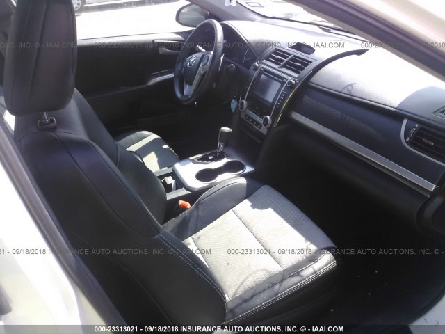 4T1BF1FK9DU250711 - 2013 TOYOTA CAMRY L/SE/LE/XLE თეთრი ფოტო 5
