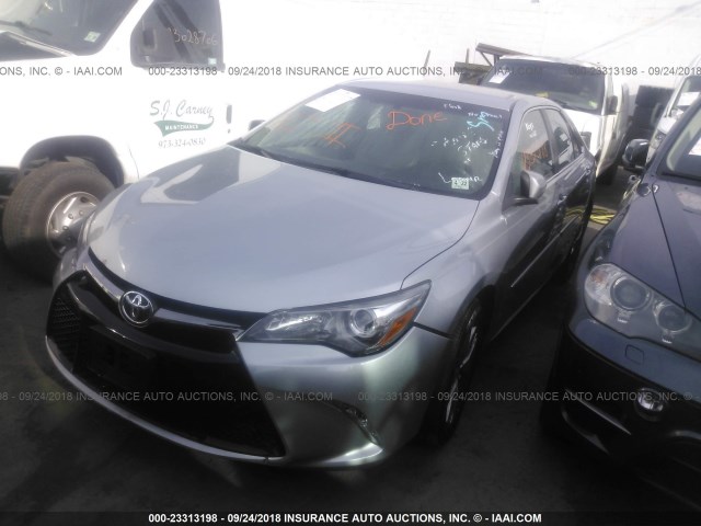 4T1BF1FKXHU625981 - 2017 TOYOTA CAMRY LE/XLE/SE/XSE SILVER photo 2