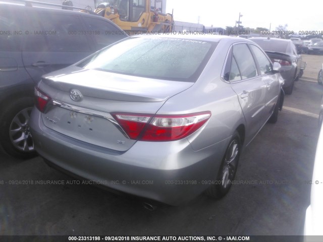 4T1BF1FKXHU625981 - 2017 TOYOTA CAMRY LE/XLE/SE/XSE SILVER photo 4