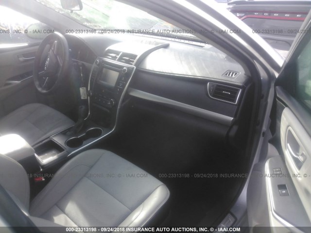4T1BF1FKXHU625981 - 2017 TOYOTA CAMRY LE/XLE/SE/XSE SILVER photo 5