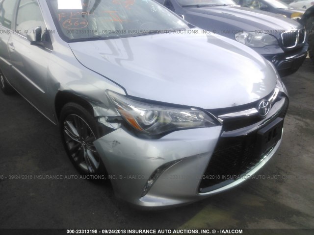 4T1BF1FKXHU625981 - 2017 TOYOTA CAMRY LE/XLE/SE/XSE SILVER photo 6