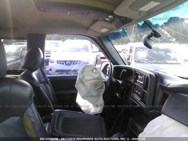 2GCEC19T3Y1126787 - 2000 CHEVROLET SILVERADO C1500 BLACK photo 5